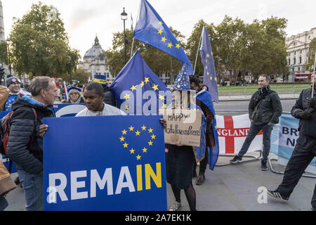 Londres, Royaume-Uni. 30Th Oct, 2019. Brexit lutte contre les manifestants se sont réunis avec des pancartes et des drapeaux à l'extérieur de la Chambre du Parlement. Crédit : Edward Crawford SOPA/Images/ZUMA/Alamy Fil Live News Banque D'Images