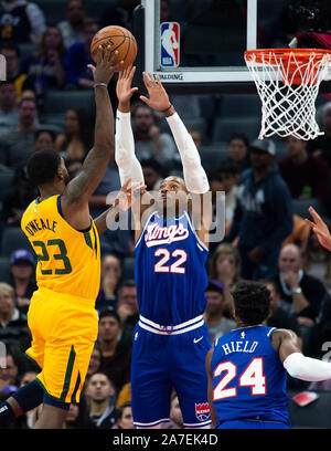 Sacramento, CA, USA. 1er novembre 2019. Utah Jazz avant Royce O'Neale (23) sur les pousses de l'avant des Sacramento Kings Richaun Holmes (22) au cours d'une partie du Golden 1 Centre le vendredi, Novembre 1, 2019 à Sacramento. Crédit : Paul Kitagaki Jr./ZUMA/Alamy Fil Live News Banque D'Images