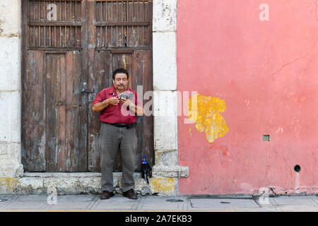 L'homme sur son téléphone mobile, Merida, Mexique Banque D'Images