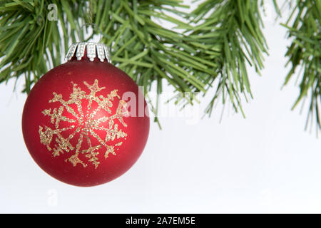 Boules de Noël rouge pendaison du vert des pins sur l'arrière-plan. Maison de vacances Theme Banque D'Images