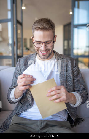 L'homme se sentir excité avant de lire lettre d'une relative Banque D'Images