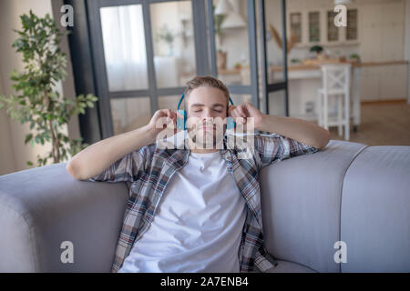 Homme barbu fermer les yeux tout en profitant de chanson Banque D'Images