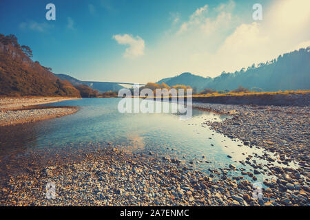 Arroyo Valsera River (Rio Esqueiro) se jette dans la baie de Biscaye. Playa de San Pedro. San Pedro de la Ribera, Asturias, Espagne Banque D'Images