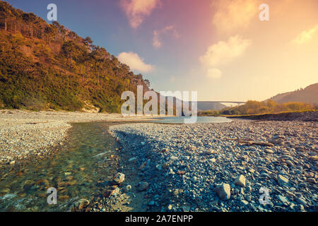 Arroyo Valsera River (Rio Esqueiro) se jette dans la baie de Biscaye. Playa de San Pedro. San Pedro de la Ribera, Asturias, Espagne Banque D'Images