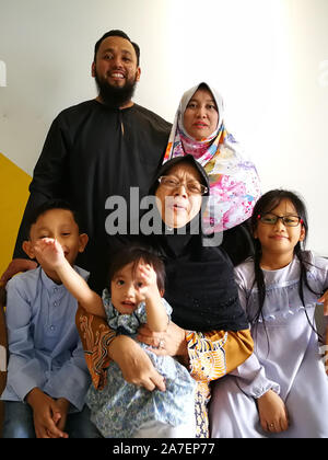 Famille musulmane en tenant le portrait sur le Hari Raya matin. Banque D'Images