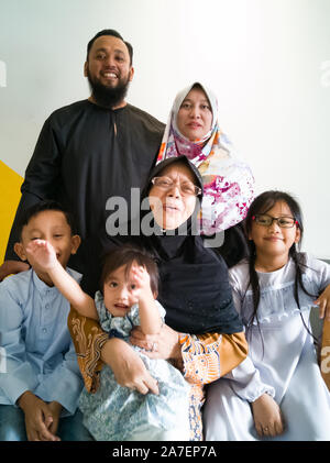 Famille musulmane en tenant le portrait sur le Hari Raya matin. Banque D'Images