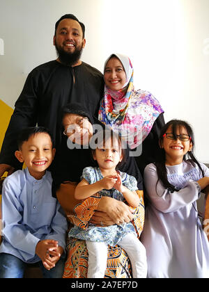 Famille musulmane en tenant le portrait sur le Hari Raya matin. Banque D'Images