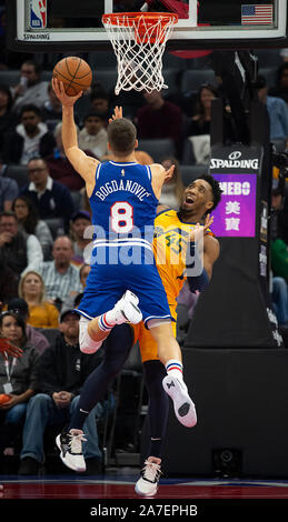 Sacramento, CA, USA. 1er novembre 2019. Sacramento Kings guard Bogdan Bogdanovic (8) est souillée par Utah Jazz guard Donovan Mitchell (45) au cours d'une partie du Golden 1 Centre le vendredi, Novembre 1, 2019 à Sacramento. Crédit : Paul Kitagaki Jr./ZUMA/Alamy Fil Live News Banque D'Images