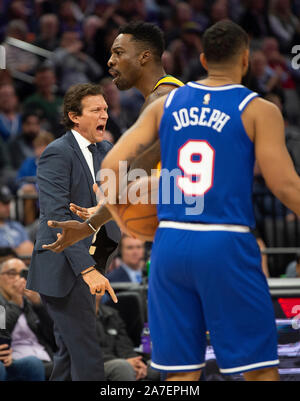 Sacramento, CA, USA. 1er novembre 2019. Utah Jazz coach Quin Snyder réagit aux mauvaises pendant un match au Centre d'or 1 le vendredi, Novembre 1, 2019 à Sacramento. Crédit : Paul Kitagaki Jr./ZUMA/Alamy Fil Live News Banque D'Images