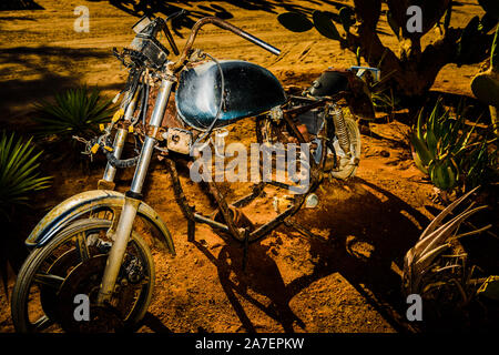 Une moto squelette dans la ville désertique de Solitaire. Un pit stop pour les voyageurs à travers les vastes déserts de Namibie dans le comté du sud-ouest africain Banque D'Images