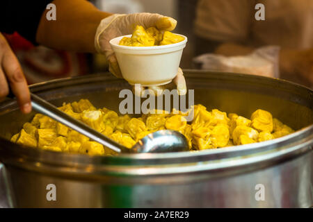 Sui mai frais / porc quenelles au marché local à Hong Kong Banque D'Images