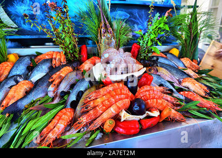 Vente de poisson frais congelé disposés sur la glace dans le bazar de l'agriculteur. Ouvrir en vedette de marché des fruits de mer. Fish department store Banque D'Images