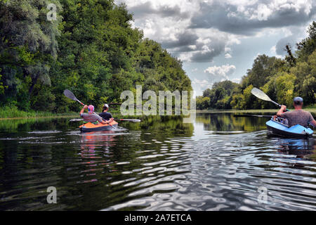 L'Ukraine, Psel, 26,07,2019. Kayak couple ensemble dans la rivière de la mangrove. Les kayakistes de touristes visitant le fleuve de Islamorada. L'Ukraine, Psel, 26,07,2019 Banque D'Images