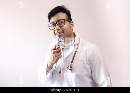 Femme médecin indien en blouse blanche et stéthoscope avec rasage rasoir. médecin thème style libre Banque D'Images