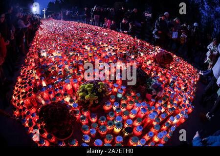 (191102) -- BEIJING, 2 novembre 2019 (Xinhua) -- les gens rendent hommage à la personne décédée au cimetière Mirogoj à Zagreb, Croatie, le 1 novembre 2019. (Marin Tironi/Pixsell via Xinhua) Banque D'Images