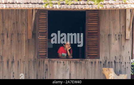 L'île de Phu Quoc Vietnam 2 avril 2019. Fille vietnamienne de la serveuse cafe triste et regarde par la fenêtre Banque D'Images