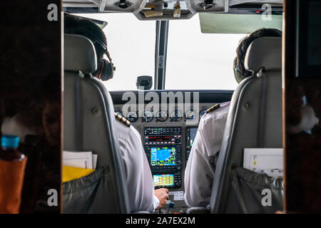 Fermer 2 pilotes se concentrer dur la petite salle jetplane sur le ciel. Banque D'Images