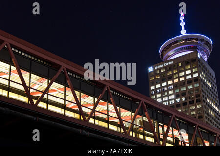 VANCOUVER, C.-B., CANADA - 07 SEPTEMBRE 2019 : les navetteurs sur le passage entre le SeaBus et la station Waterfront avec Harbour Centre en arrière-plan Banque D'Images