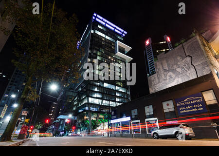 VANCOUVER, C.-B., CANADA - 21 SEPTEMBRE 2019 : vue nocturne de la rue de l'édifice Telus au centre-ville de Vancouver. Banque D'Images