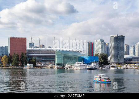 VANCOUVER, C.-B., CANADA - 21 SEPTEMBRE 2019 : vue sur le centre-ville de Vancouver et False Creek depuis la promenade du village olympique avec le Banque D'Images