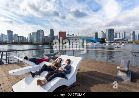 VANCOUVER, C.-B., CANADA - 21 SEPTEMBRE 2019 : les résidents de Vancouver profitent d'une journée ensoleillée dans le village olympique. Banque D'Images