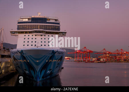 VANCOUVER, C.-B., CANADA - 30 SEPTEMBRE 2019 : le Bliss norvégien a amarré au terminal de bateaux de croisière Canada place, au centre-ville de Vancouver, au coucher du soleil Banque D'Images