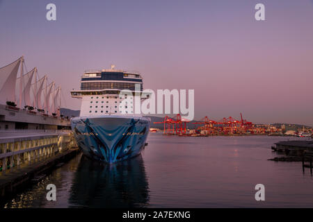 VANCOUVER, C.-B., CANADA - 30 SEPTEMBRE 2019 : le Bliss norvégien a amarré au terminal de bateaux de croisière Canada place, au centre-ville de Vancouver, au coucher du soleil Banque D'Images