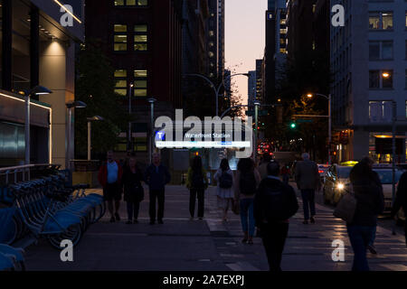 VANCOUVER, C.-B., CANADA - 30 SEPTEMBRE 2019 : piétons marchant près du front de mer de Vancouver, près de la station Waterfront. Banque D'Images