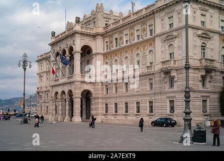 Trieste, Italie - le 14 janvier 2015 : Le Palazzo del Governo aussi appelé Palazzo della Prefettura, le siège de la préfecture de Trieste sur la Piazza dell U Banque D'Images