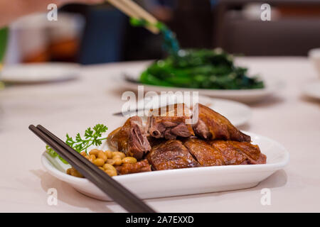 Une délicieuse assiette de canard barbecue dans un restaurant chinois dim sum. Banque D'Images