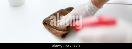 La main des hommes en blanc des gants en latex wipes dust off Banque D'Images