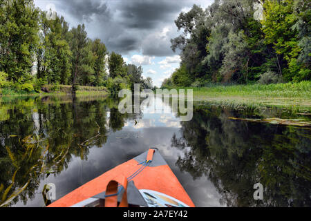 Kayak couple ensemble dans la rivière. Les kayakistes de touristes visitant le fleuve de l'Ukraine. Banque D'Images