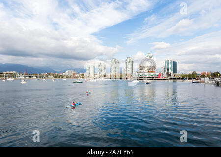 Vue sur le centre-ville de Vancouver et False Creek depuis la promenade du village olympique. Banque D'Images