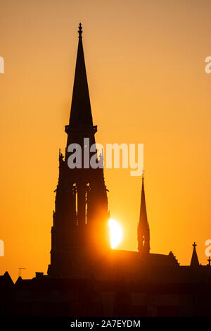 Clocher de l'église au coucher du soleil, la cathédrale Saint-Pierre, à Osijek Banque D'Images