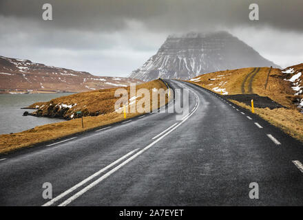 Route asphaltée en Islande à rainy day Banque D'Images