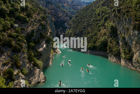 Canoës et pédalos à l'entrée du Canyon Lake Saint Croix du Verdon Alpes de Haute Provence France Banque D'Images