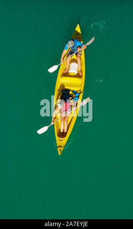 Vue de dessus deux personnes en jaune Canoe Lake Saint Croix Alpes de Haute Provence France Banque D'Images