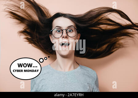 Portrait de femme à lunettes avec des cheveux volants dans la panique semble surpris avec expression sur fond orange pastel. Concept de cyber black friday, mar Banque D'Images