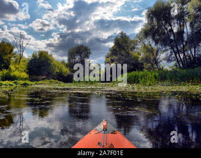 Kayak couple ensemble dans la rivière. Les kayakistes de touristes visitant le fleuve de l'Ukraine. Banque D'Images