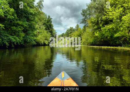 Kayak couple ensemble dans la rivière. Les kayakistes de touristes visitant le fleuve de l'Ukraine. Banque D'Images