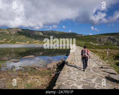 Passage à niveau randonneur le barrage de Laguna de los Peces (le poisson du lac 'lagon') dans Sanabria, Zamora, Espagne Banque D'Images