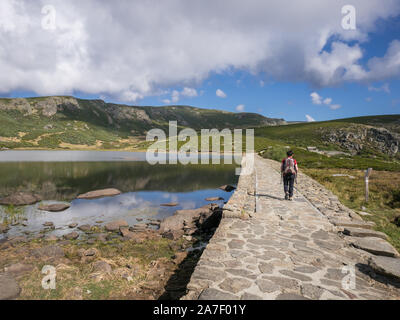 Passage à niveau randonneur le barrage de Laguna de los Peces (le poisson du lac 'lagon') dans Sanabria, Zamora, Espagne Banque D'Images