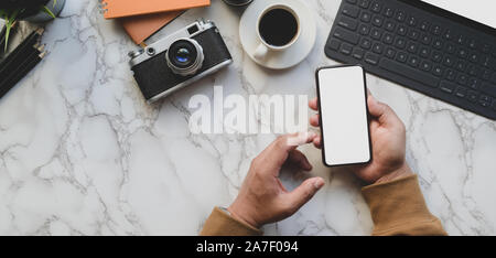 Coup de frais généraux de photographe professionnel hommes holding smartphone écran vide dans l'espace élégant Banque D'Images