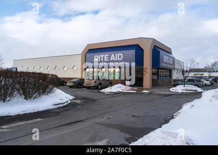 UTICA, NEW YORK - MAR 04, 2019 : Avis de Rite Aid Pharmacy extérieur, situé au 1924 Genesee St, Utica, NY 13502. Rite Aid est une chaîne de pharmacies Banque D'Images