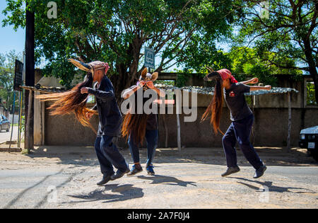 Cuajinicuilapa, au Mexique. 06Th Nov, 2019. Trois enfants habillés comme des démons de la danse sur l'avenue principale lors de la traditionnelle 'Dance de la Devils' dans le cadre de la 'Day of the Dead'. Comme chaque année, les villes de la Costa Chica de Guerrero, dans le sud du Mexique, célébrer les morts avec la danse héritée de leurs ancêtres d'origine africaine. La danse des Diables, chorégraphie avec laquelle ils sautent et stomp à travers les rues de Cuajinicuilapa et amener les âmes des morts dans les maisons de leurs proches. Credit : Jair Cabrera/dpa/Alamy Live News Banque D'Images