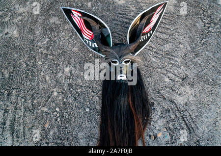 Cuajinicuilapa, au Mexique. 06Th Nov, 2019. Un masque du diable se trouve sur le trottoir pendant la traditionnelle 'Devil's Dance' dans le cadre de la 'Day of the Dead'. Comme chaque année, les villes de la Costa Chica de Guerrero, dans le sud du Mexique, célébrer les morts avec la danse héritée de leurs ancêtres d'origine africaine. La danse des Diables, chorégraphie avec laquelle ils sautent et stomp à travers les rues de Cuajinicuilapa et amener les âmes des morts dans les maisons de leurs proches. Credit : Jair Cabrera/dpa/Alamy Live News Banque D'Images