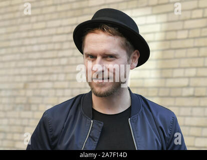 28 octobre 2019, Berlin : le chanteur et auteur-compositeur pop allemand Johannes Oerding lors d'une conférence de presse. Le nouvel album 'Konturen' sera publié le 08.11.2019. Photo : Jens Kalaene Zentralbild-/dpa/ZB Banque D'Images