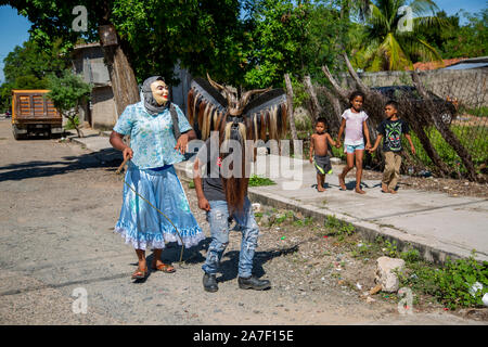 Cuajinicuilapa, au Mexique. 06Th Nov, 2019. Un garçon vêtu comme un diable (M) et un garçon vêtu comme un "inga" (la mère, l) prendre part à la danse traditionnelle de la Devils' dans le cadre de la 'Day of the Dead'. Comme chaque année, les villes de la Costa Chica de Guerrero, dans le sud du Mexique, célébrer les morts avec la danse héritée de leurs ancêtres d'origine africaine. La danse des Diables, chorégraphie avec laquelle ils sautent et stomp à travers les rues de Cuajinicuilapa et amener les âmes des morts dans les maisons de leurs proches. Credit : Jair Cabrera/dpa/Alamy Live News Banque D'Images