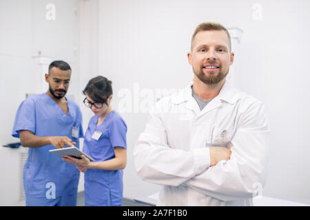 Les jeunes barbus réussie clinicien dans blanchon standing in front of camera Banque D'Images