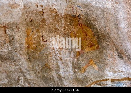 Situé sur le mur de pierre de Deraniyagala caverne à la base du rocher de Sigiriya au Sri Lanka sont fresques affichage pleine figure représentations des femmes. Banque D'Images